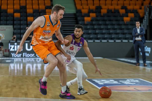 足球场外的 足球场外的